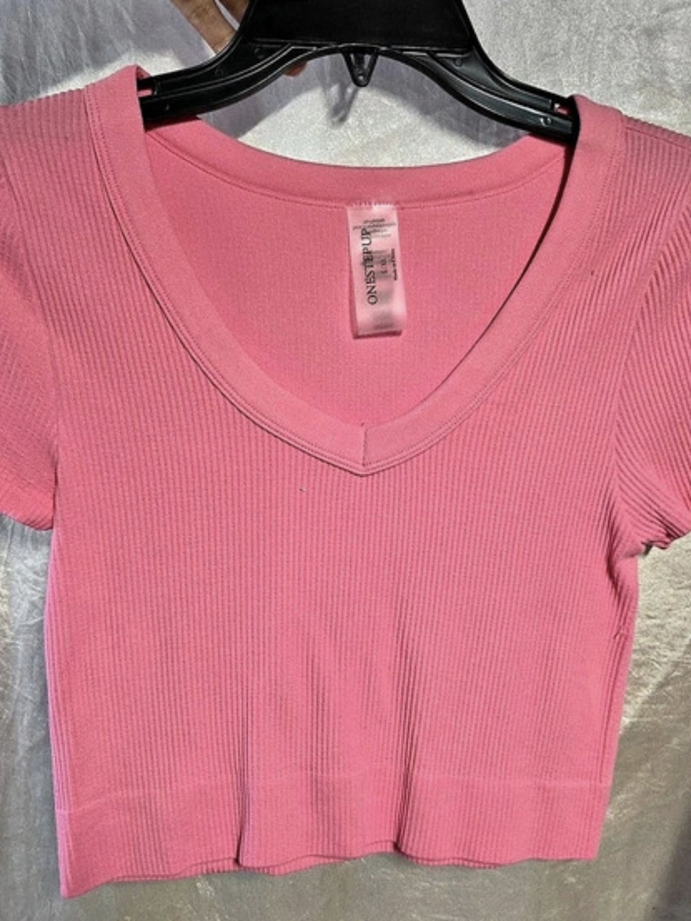 ONE STEP UP Pink Ribbed V-Neck Middriff Tee Size Large/XLarge Like New